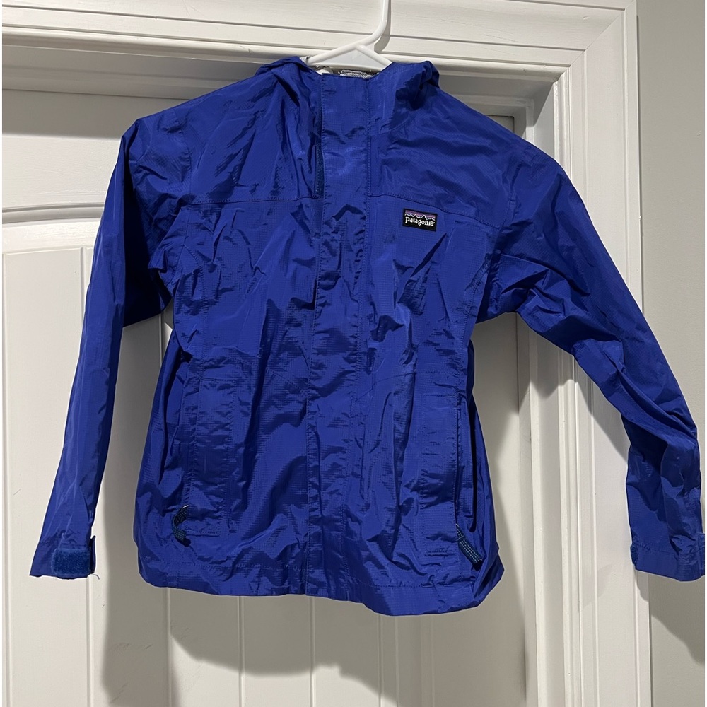 Patagonia blue rain jacket - light weight. Girls size small (8)